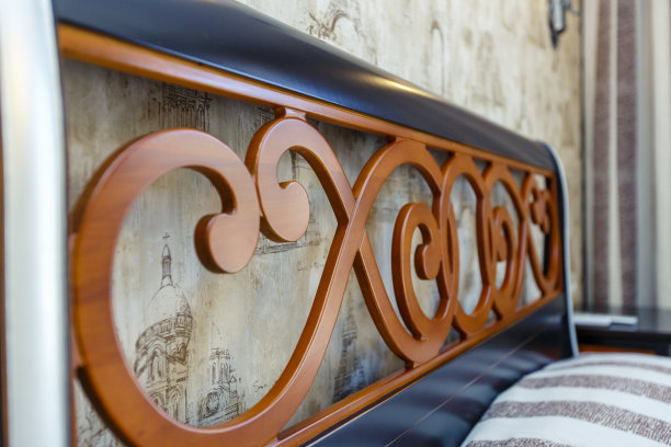 漂亮的雕刻红木床头板。手工制作的工作。图片下载