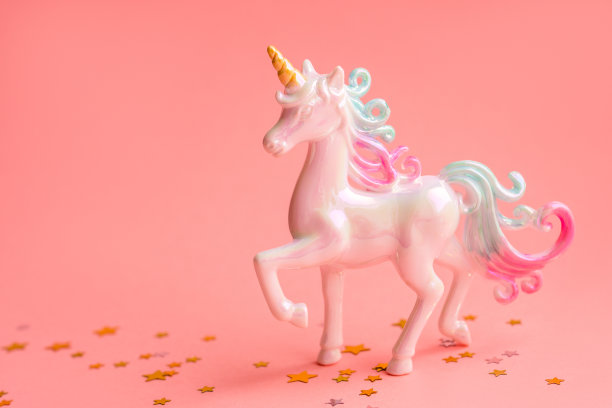 美丽的珍珠独角兽在粉红色的背景和闪闪发光的五彩纸屑。邀请，生日，单身派对，宝宝派对。女孩生日，魔幻超现实主义和简约风格。空间模型,复制图片下载