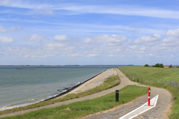 荷兰西兰(zeeland)的韦斯特希尔德海(westerschelde sea)堤下的一条公路图片下载