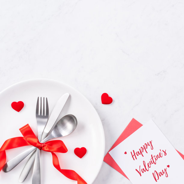 情人节节日约会餐，宴会贺卡设计理念-白色盘子和红色丝带在大理石的背景。图片下载