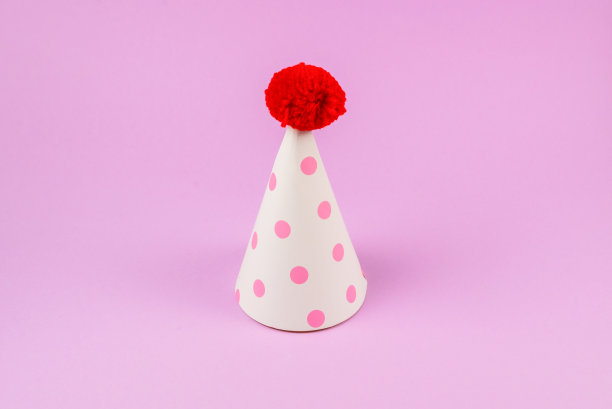 粉红色背景的生日帽。图片下载