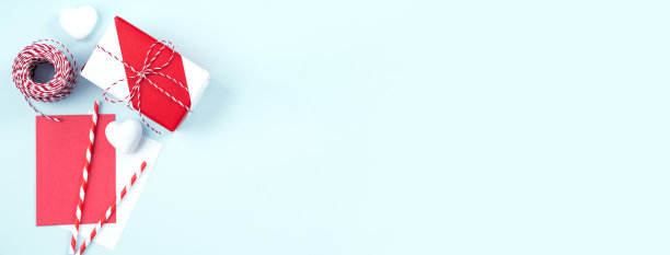 情人节，母亲节手工礼品设计概念-包装礼盒孤立在柔和的浅蓝色背景，平lay，俯视图。图片下载
