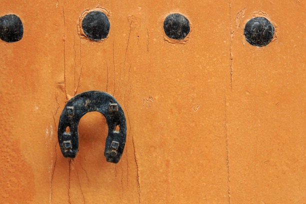 黑色马蹄铁作为门把手。门客体概念图片下载