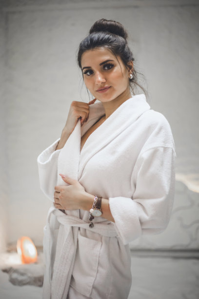 在盐屋里放松的女人图片下载