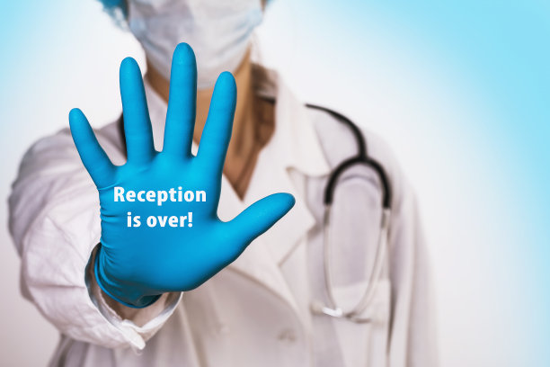 医生在他面前伸出手，表示完成病人入院手续。图片下载