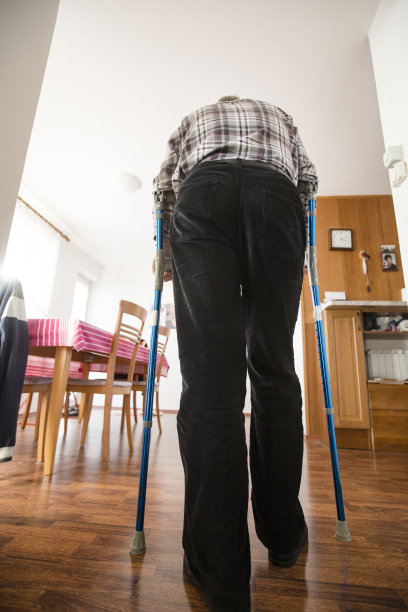 家里拄着拐杖走路的老人图片下载