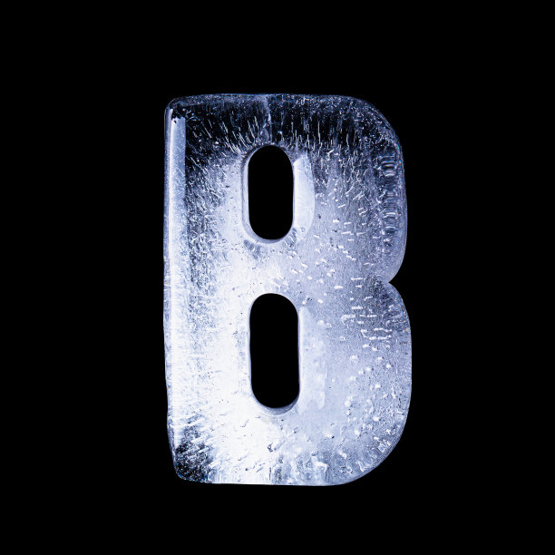 在黑色背景上孤立的字母表形状的冰冻水图片下载
