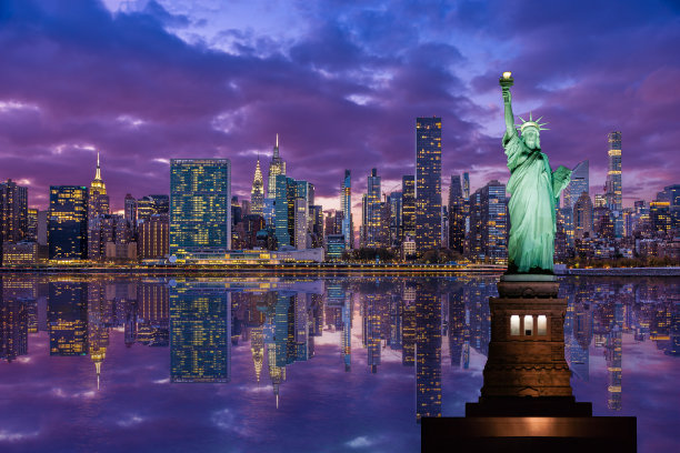 自由女神像和纽约天际线，联合国大厦，克莱斯勒大厦和帝国大厦，反映在日落东河。图片下载