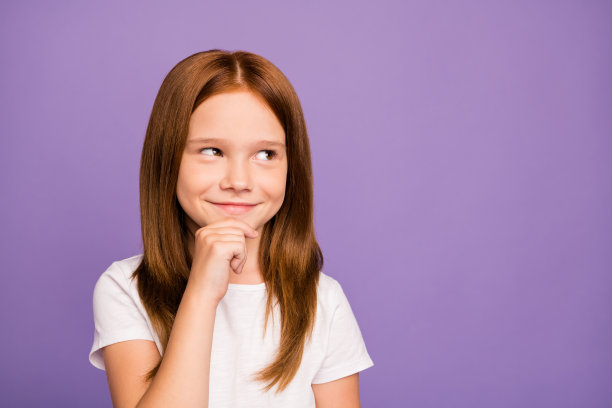 漂亮的小姜学校的孩子女士的特写照片看巧妙的空空间有疯狂的计划在周末手臂上的下巴穿白色的t恤孤立的柔和的紫色背景图片下载