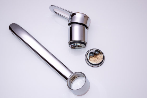 白色背景上的破铬水龙头。水平的照片格式图片下载