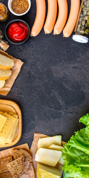 户外美食：香肠、酱汁、番茄酱、蔬菜沙拉、面包、奶酪等（公司聚餐、野餐的快餐小吃）菜单概念背景。顶视图。复制空间图片下载