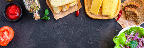 户外美食：香肠、酱汁、番茄酱、蔬菜沙拉、面包、奶酪等（公司聚餐、野餐的快餐小吃）菜单概念背景。顶视图。复制空间图片下载