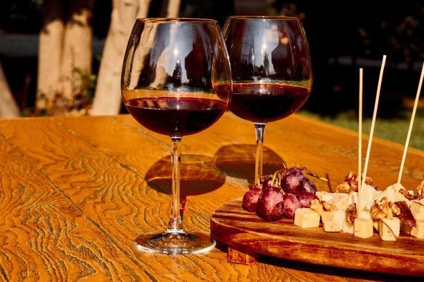 几杯上好的红酒图片下载