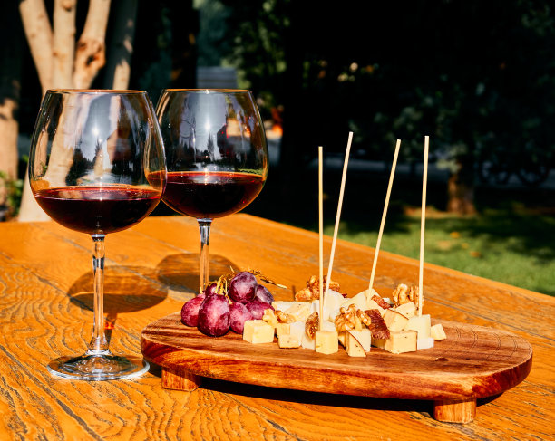 几杯上好的红酒图片下载