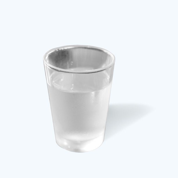 水在玻璃隔离在白色背景，剪切路径。图片下载