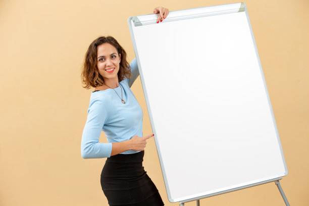 美丽微笑的年轻女子指着空白的白板-股票照片图片下载