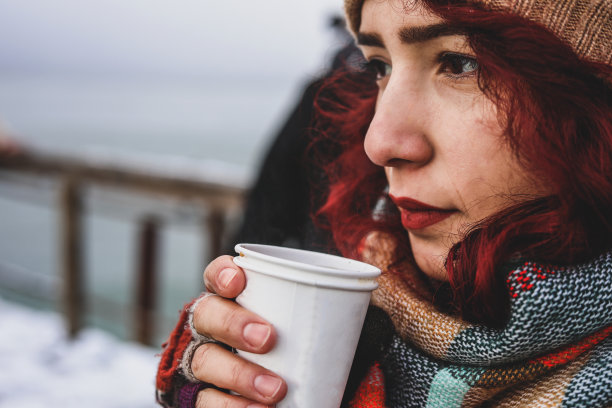 冷静地喝咖啡的沮丧沉思的女人图片下载
