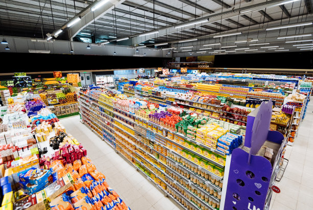 超市的走道和货架，广角视野图片下载