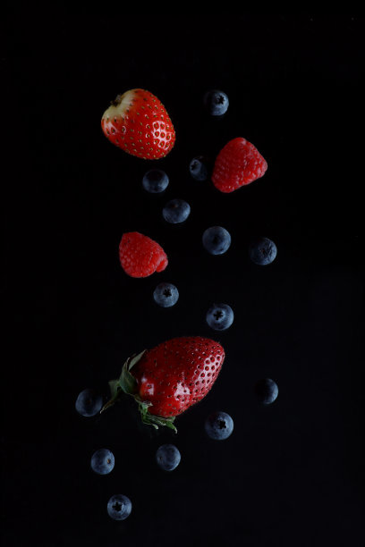 飞行浆果孤立在黑色背景图片下载
