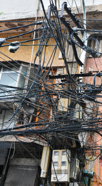 杂乱纠缠的电力供应和，电信电线，电缆。图片下载