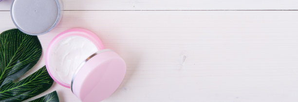 化妆品和皮肤护理产品和绿叶在白色的木头桌子上，美丽与治疗霜和保湿在木头桌子上，健康和健康的概念，俯视图，横幅网站。图片下载