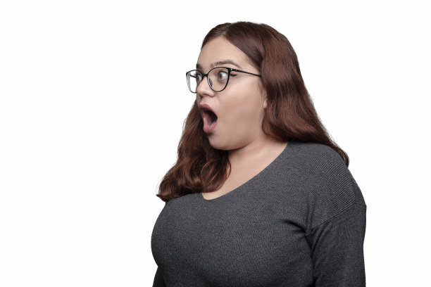 一幅震惊的年轻女子的肖像，她戴着眼镜望向远处，背景是白色图片下载