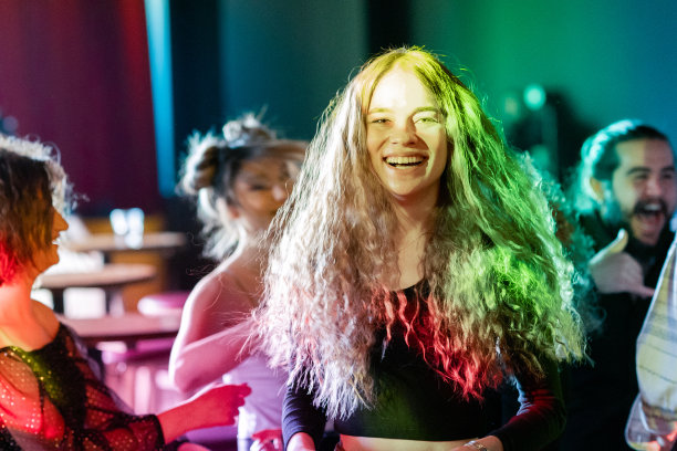 在霓虹灯酒吧里跳舞的女人图片下载