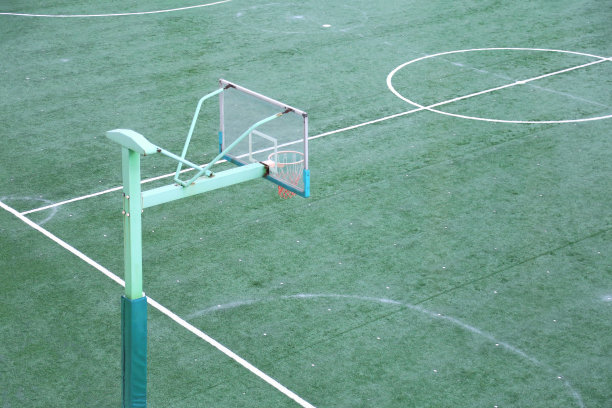 篮球架在学校操场上。图片下载