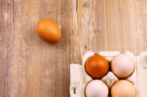 鸡蛋放在厨房的木制桌子上的照片图片下载