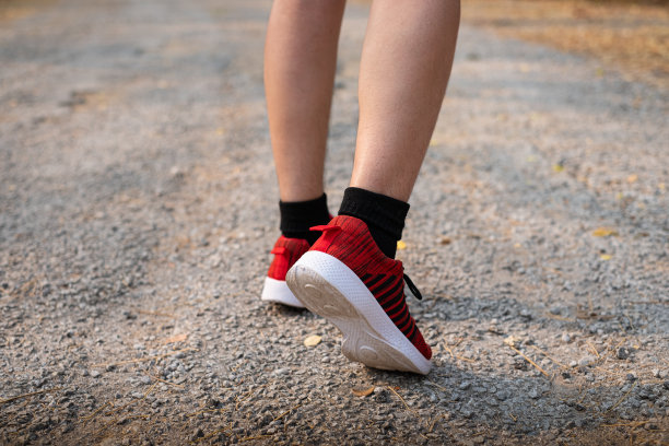 照片后视图运动的亚洲年轻女子穿着运动鞋在柏油路上跑步，健身和健身健康，健康的生活方式概念图片下载