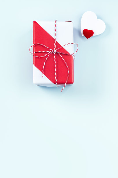 母亲节，情人节手工礼品设计概念-包装礼盒孤立在柔和的浅蓝色背景，平lay，俯视图。图片下载