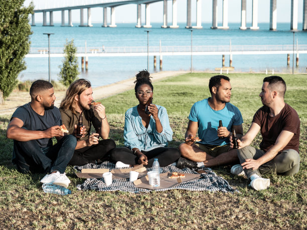 微笑的朋友们在公园里野餐图片下载