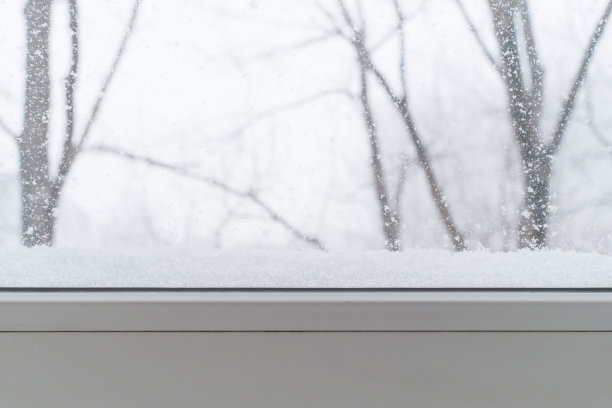 降雪。雪窗的质感雪花粘在玻璃上。图片下载