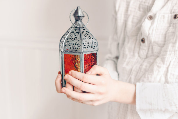 男孩手持摩洛哥灯笼庆祝斋月特写图片下载