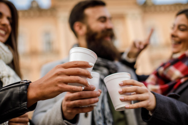 没有什么比和好朋友一起喝一杯更有趣的了图片下载