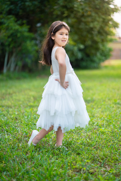 六岁古巴裔美国人穿着衣服去教堂图片下载