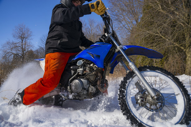 青少年在冬天骑越野自行车。图片下载