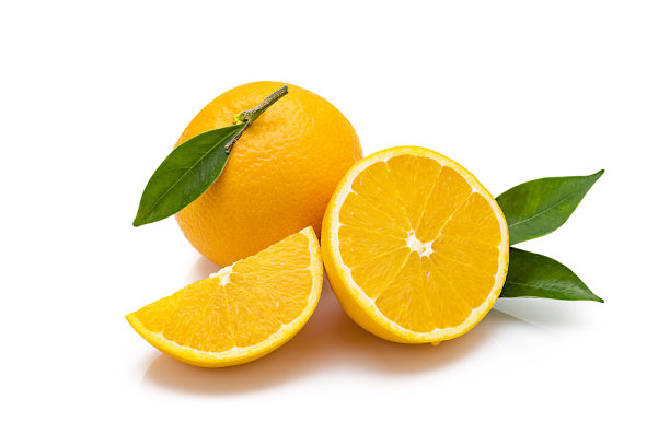 柑橘类水果:在白色背景上分离出完整和切片的有机成熟橙子图片下载