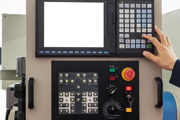 工程师在数控机床面板上使用触摸屏图片下载