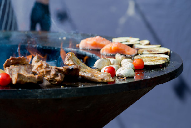 一个烤肉，鱼和蔬菜，特写。木炭烤架。拉脱维亚图片下载