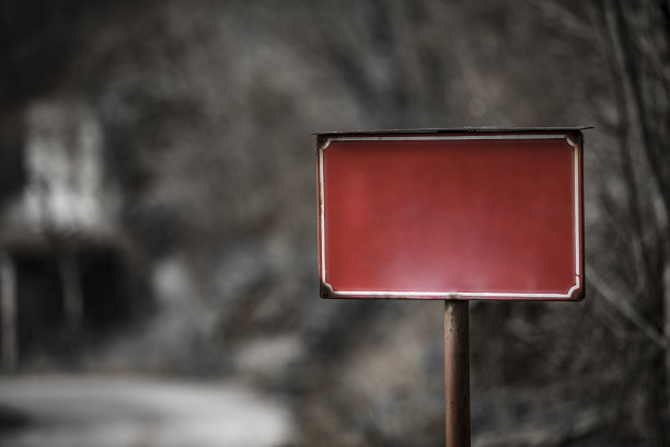 幽灵村庄环境中的空红色标志图片下载