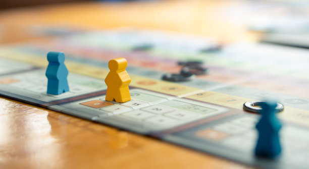 桌子上的人物模型特写图片下载