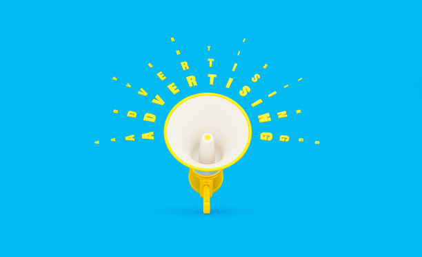 黄色扩音器和广告文字在蓝色背景图片下载