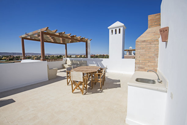 豪华别墅中的屋顶露台阳台和桌子图片下载