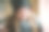 特写一个年轻快乐的女人戴着围巾，帽子享受冬天。微笑的女孩闭上眼睛。戴着灰色羊毛针织帽子和围巾的妇女。风把头发吹向不同的方向。图片下载