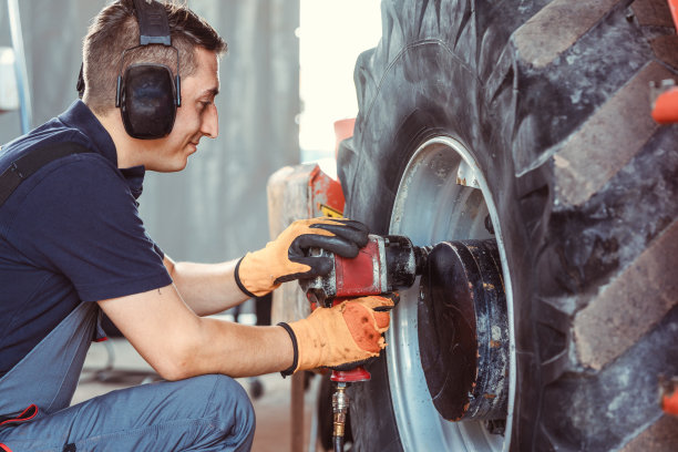 农机机械师在车轮上工作图片下载