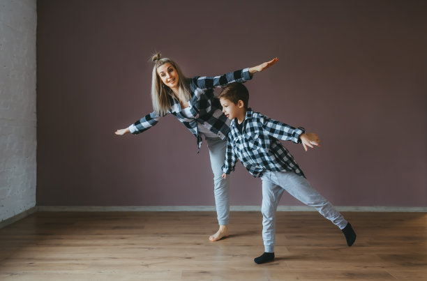 一个女人和他的儿子在健身房做运动图片下载