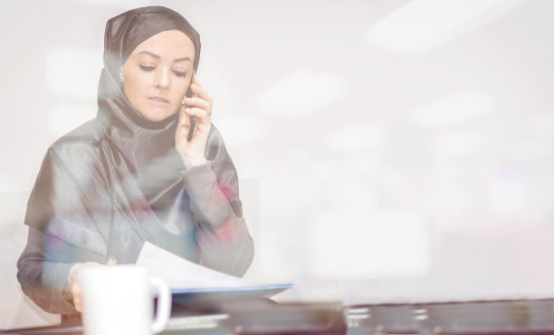 在办公室工作的阿拉伯现代女性使用手机图片下载