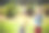 男孩吹肥皂泡，而一个兴奋的孩子享受泡沫。快乐的少年和他的兄弟在公园里享受肥皂泡。童年快乐友谊理念图片下载