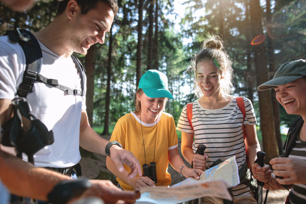 快乐的徒步旅行者在树林中迷路图片下载